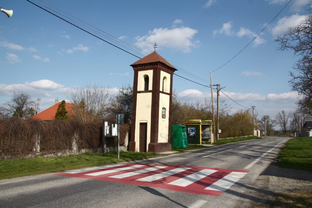 Kismadarászi harangláb