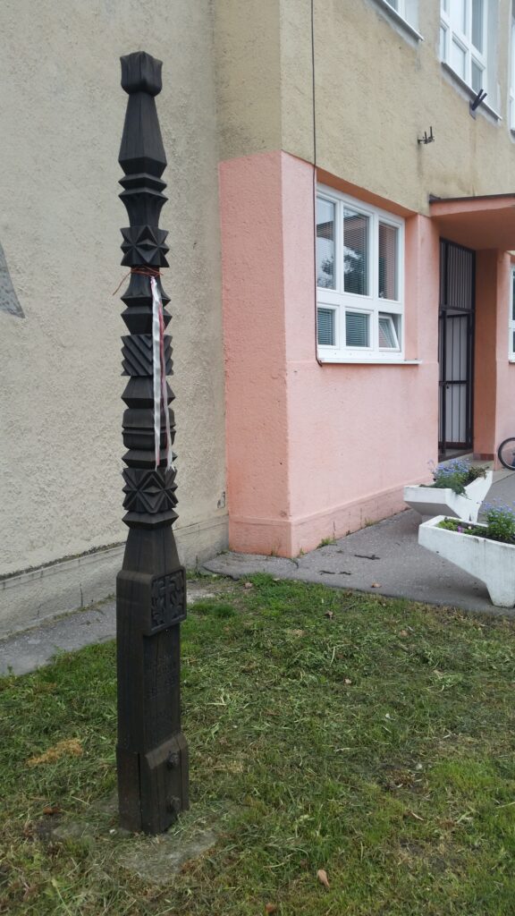 Ürge Mária emlékére állított kopjafa