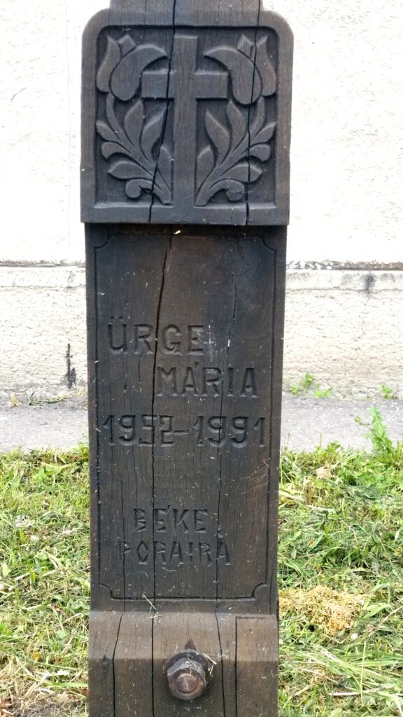 Ürge Mária emlékére állított kopjafa