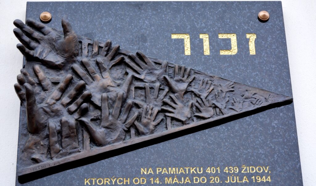 A Kassán keresztül Auschwitzba szállított magyar zsidók emléktáblája