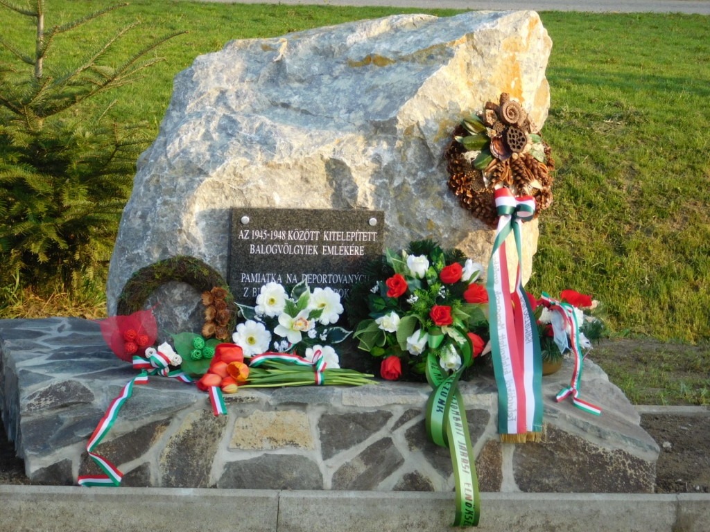 Emlékkő az 1945-1948 között kitelepített balogvölgyiek emlékére
