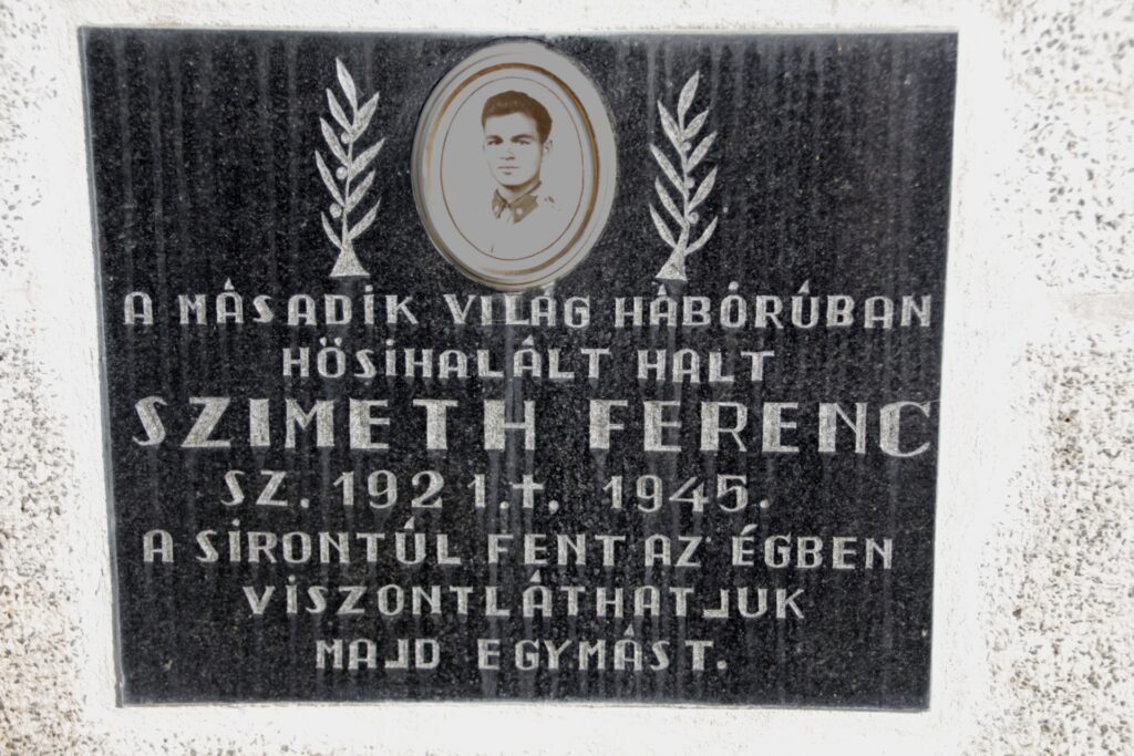 A két világháború hősi halottainak emlékműve