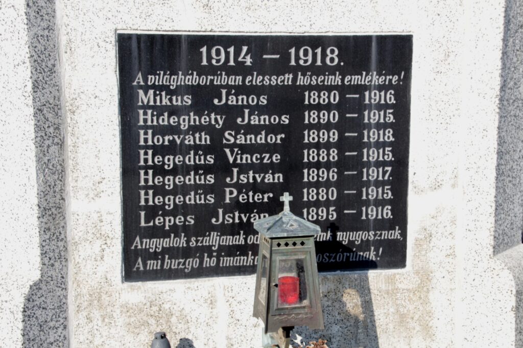 A két világháború hősi halottainak emlékműve