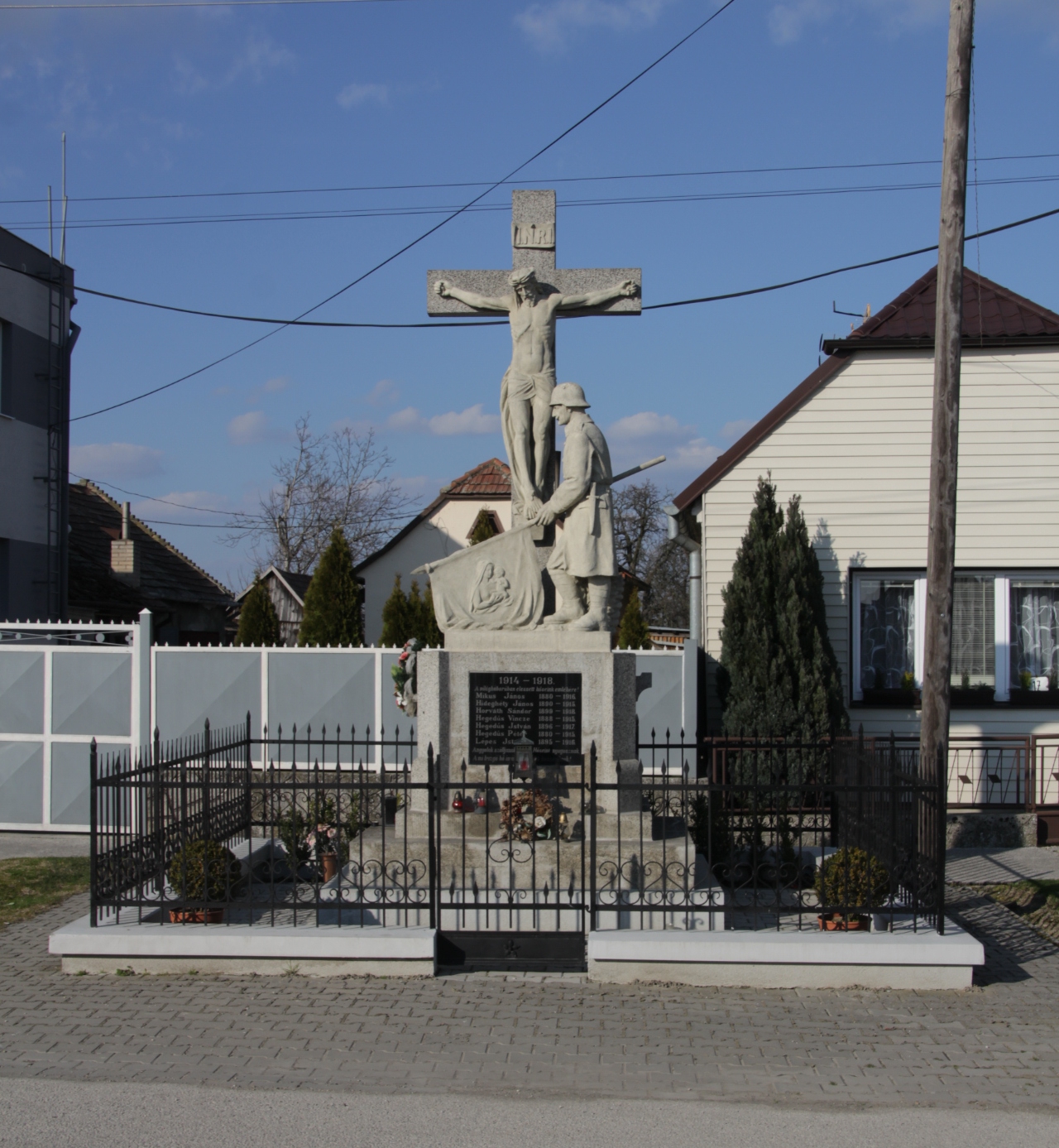 A két világháború hősi halottainak emlékműve