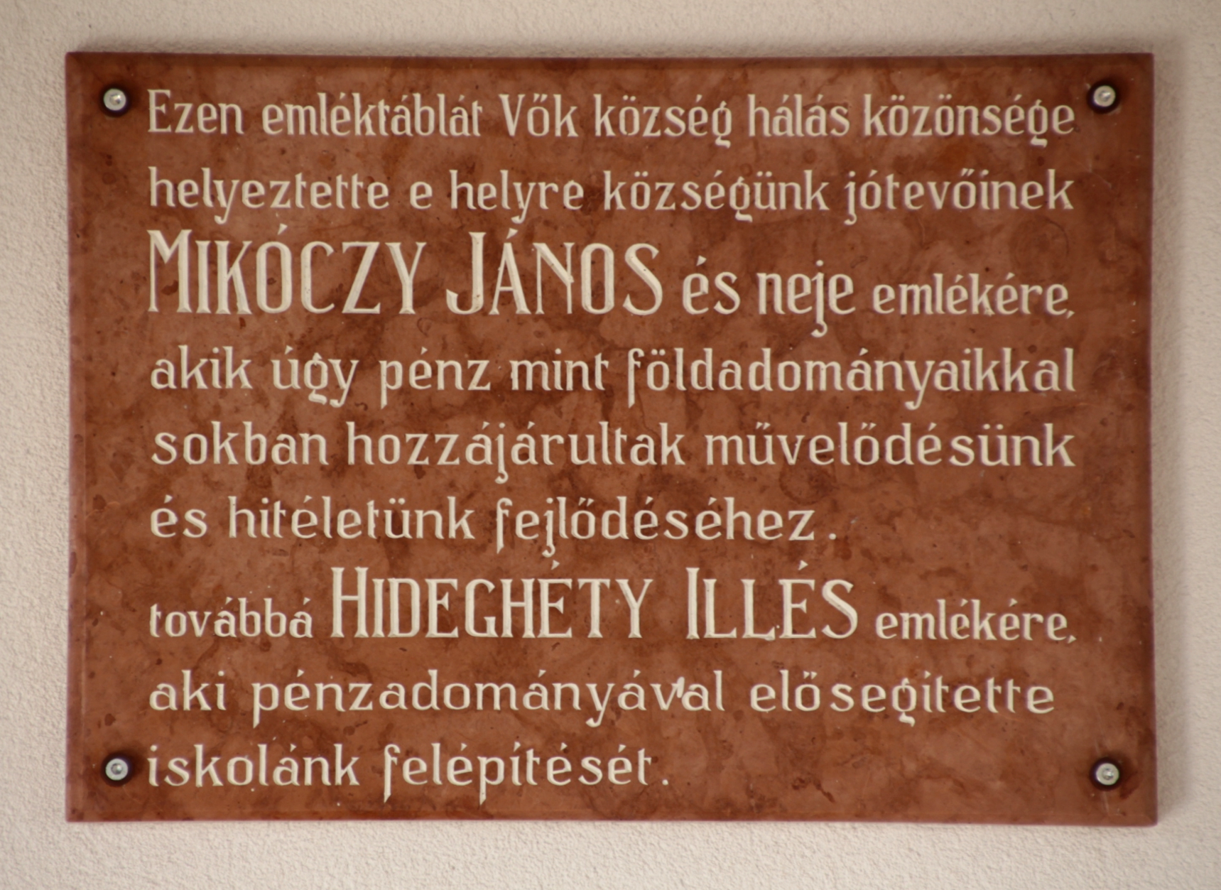 Emléktábla a község jótevőinek