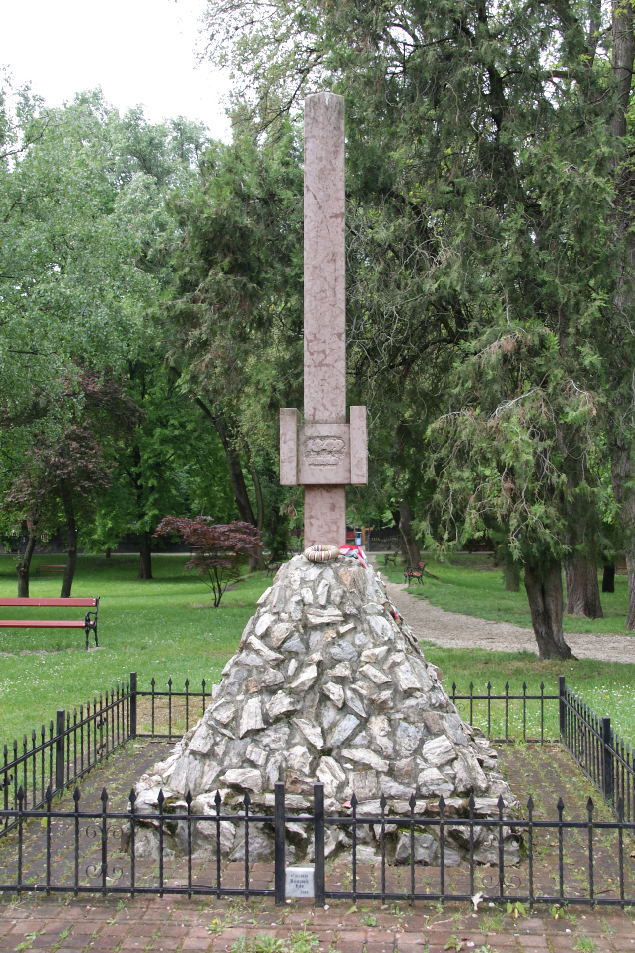 Az aradi vértanúk révkomáromi emlékműve