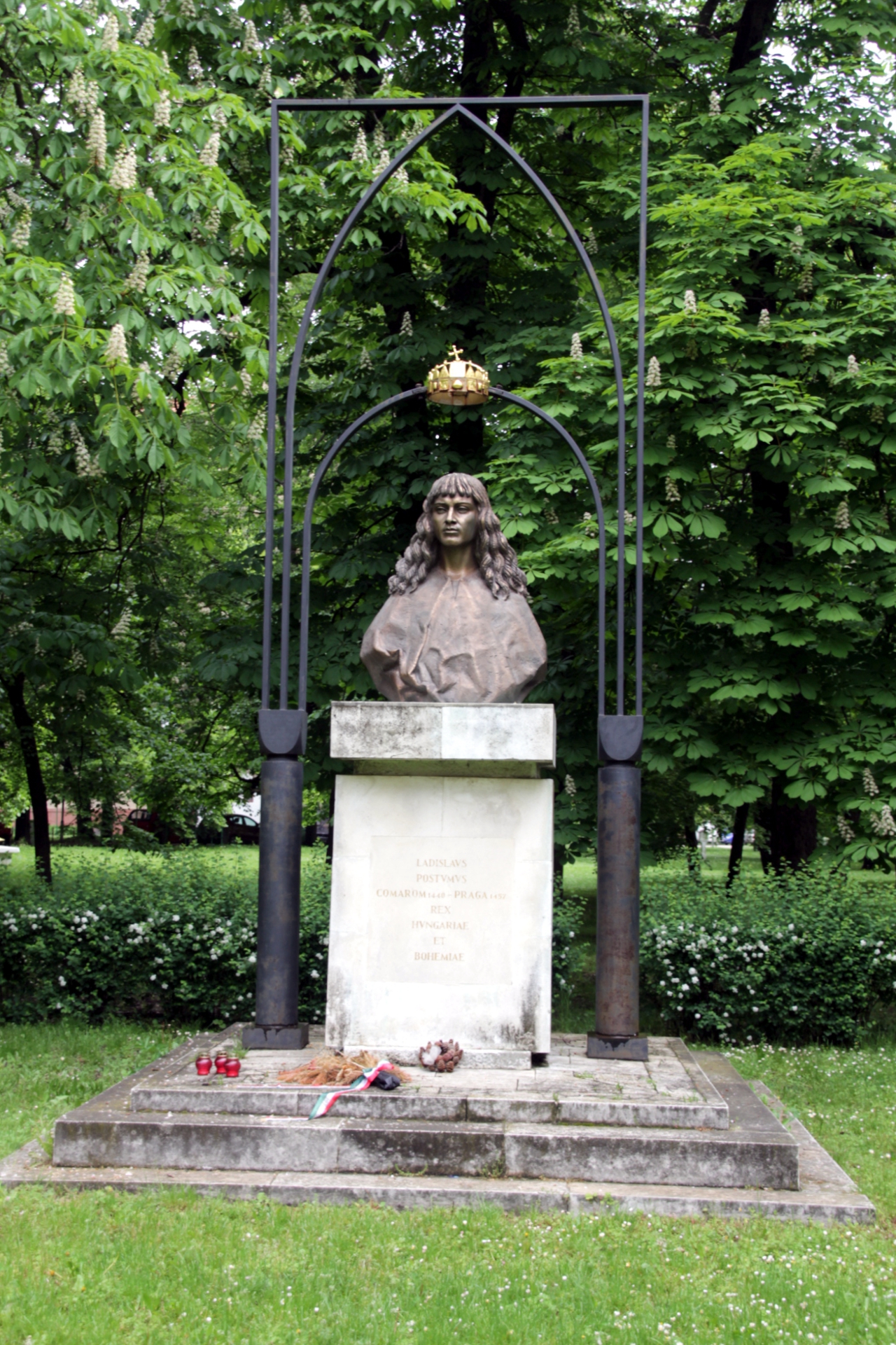 V. László mellszobra