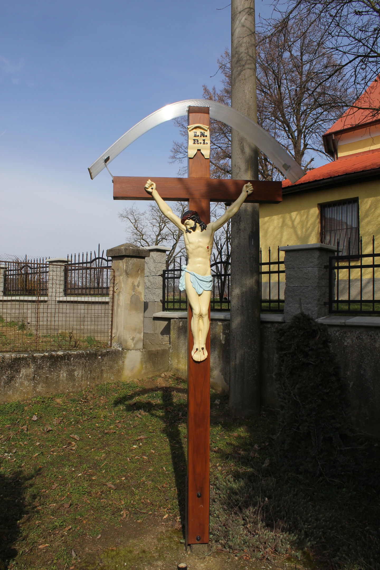 Fakereszt a templomkertben