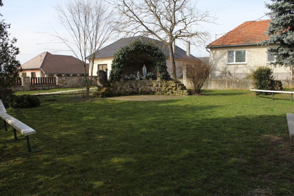 Lourdes-i barlang a templomkertben