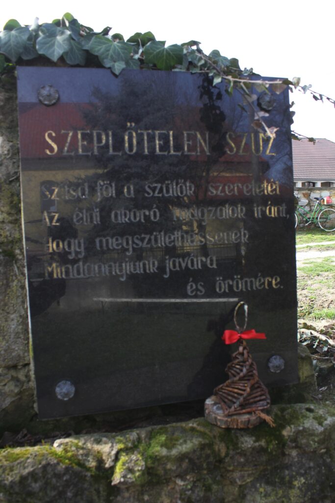 Lourdes-i barlang a templomkertben