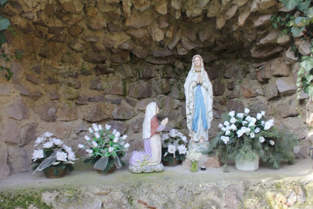 Lourdes-i barlang a templomkertben