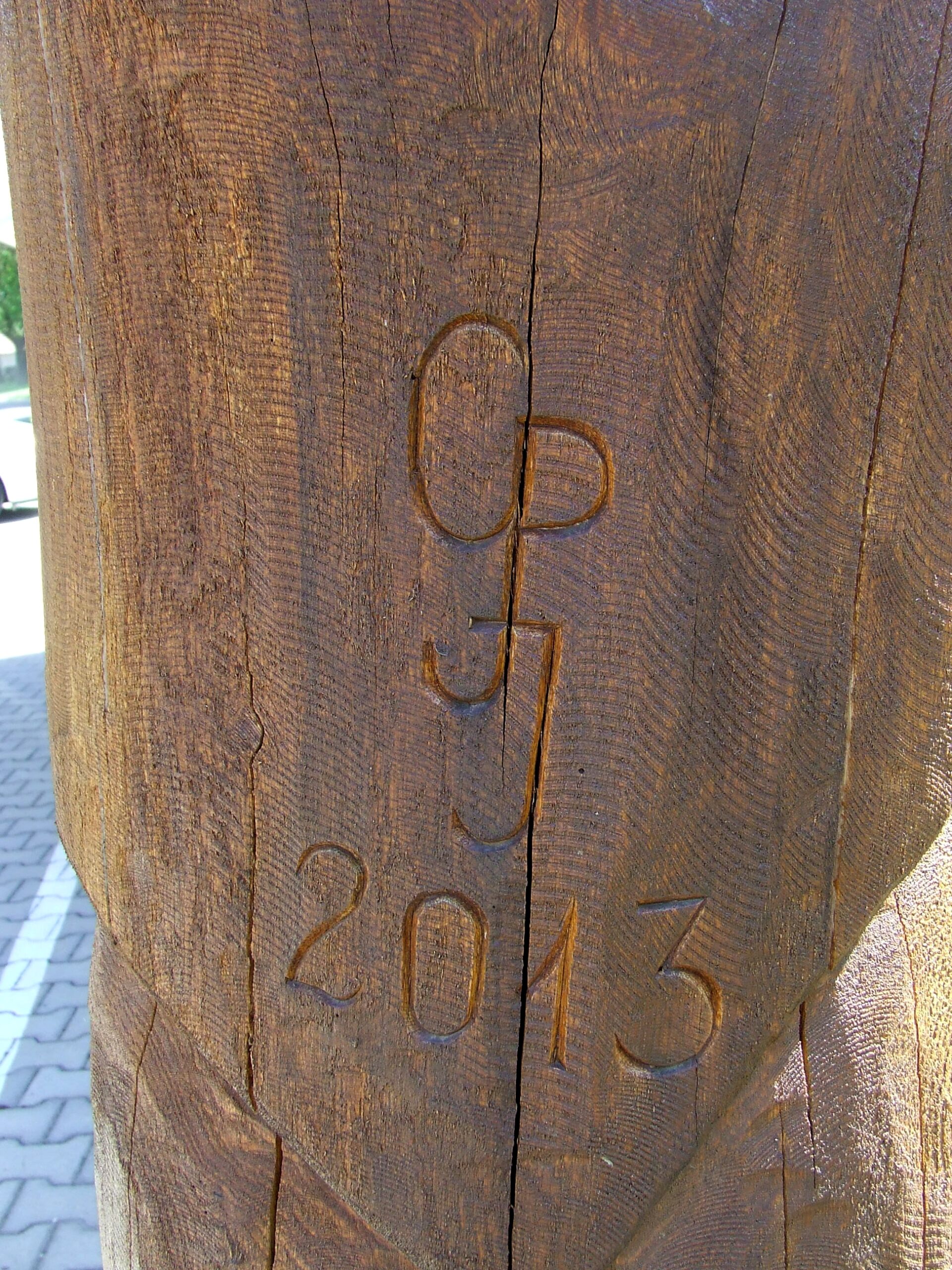 Kendős hölgy szobra