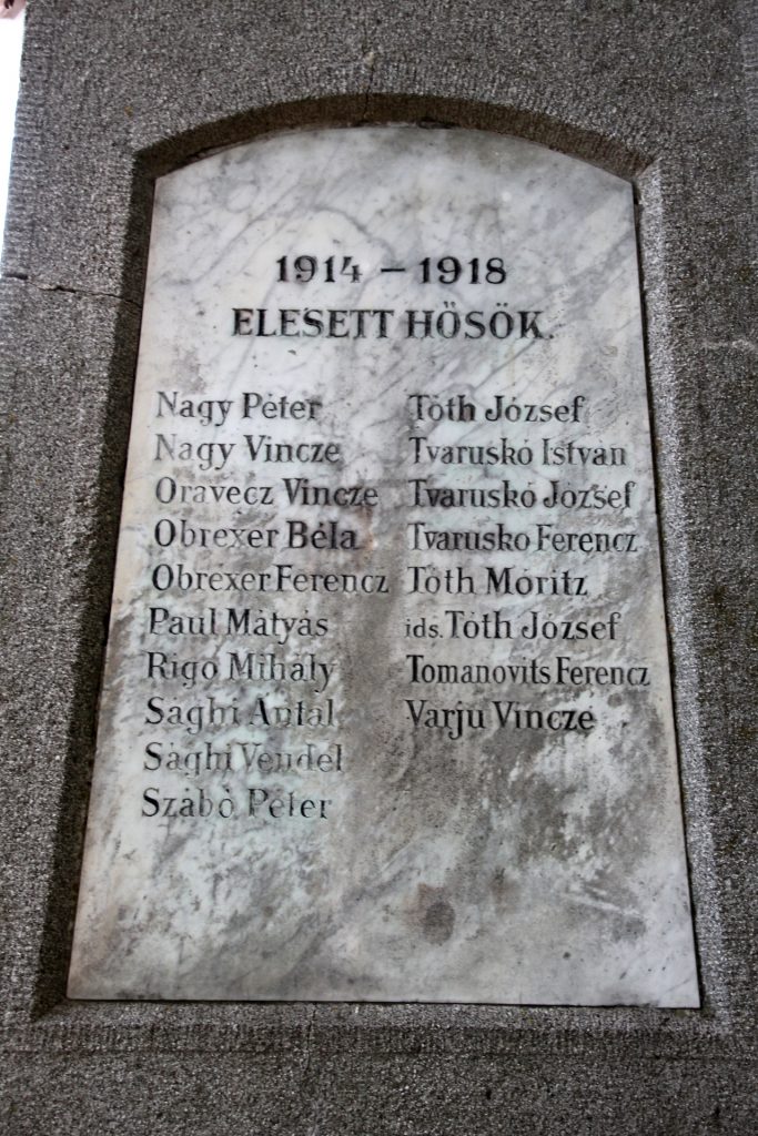 Az 1. és 2. világháború hőseinek emlékműve