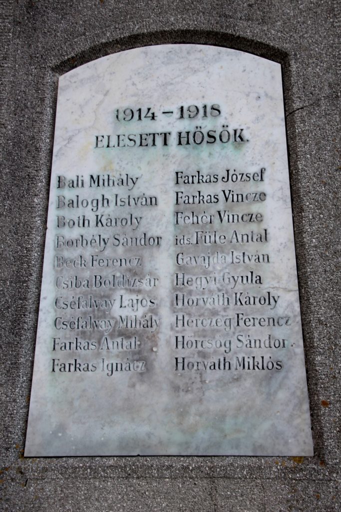 Az 1. és 2. világháború hőseinek emlékműve