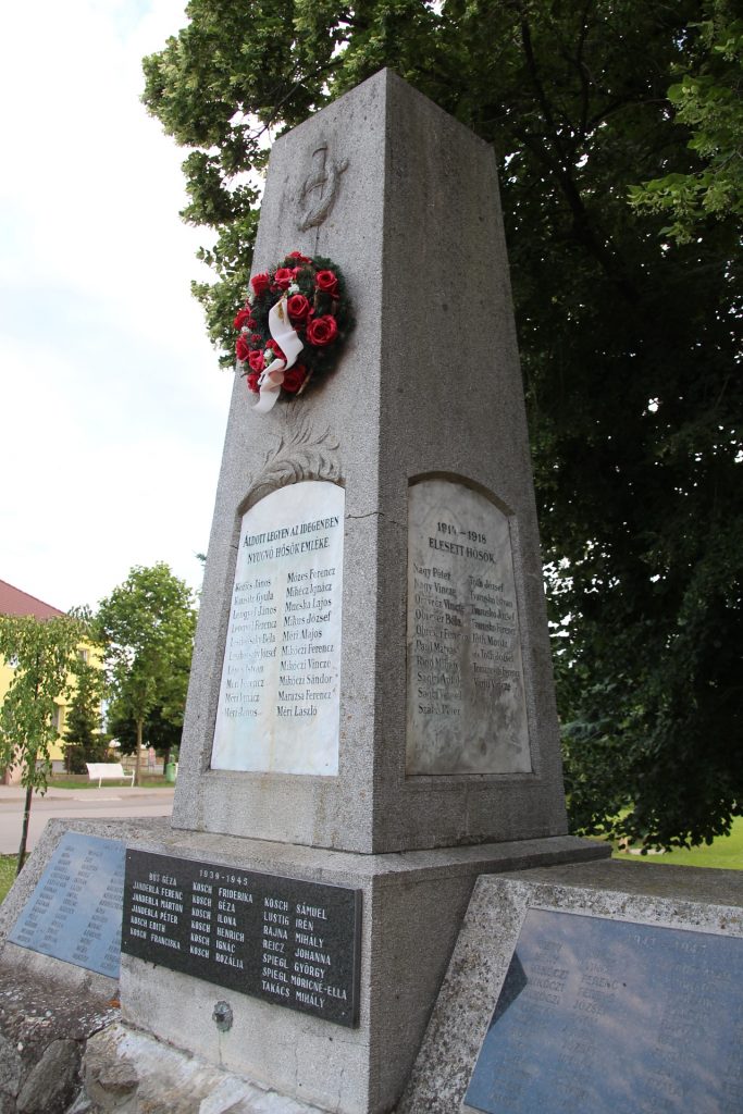 Az 1. és 2. világháború hőseinek emlékműve