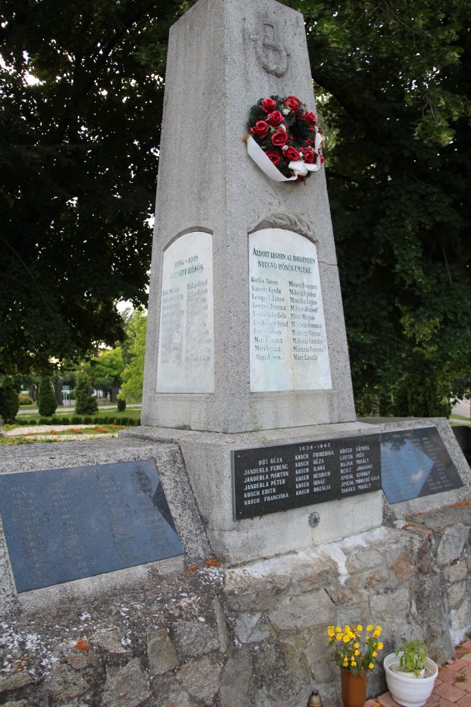 Az 1. és 2. világháború hőseinek emlékműve