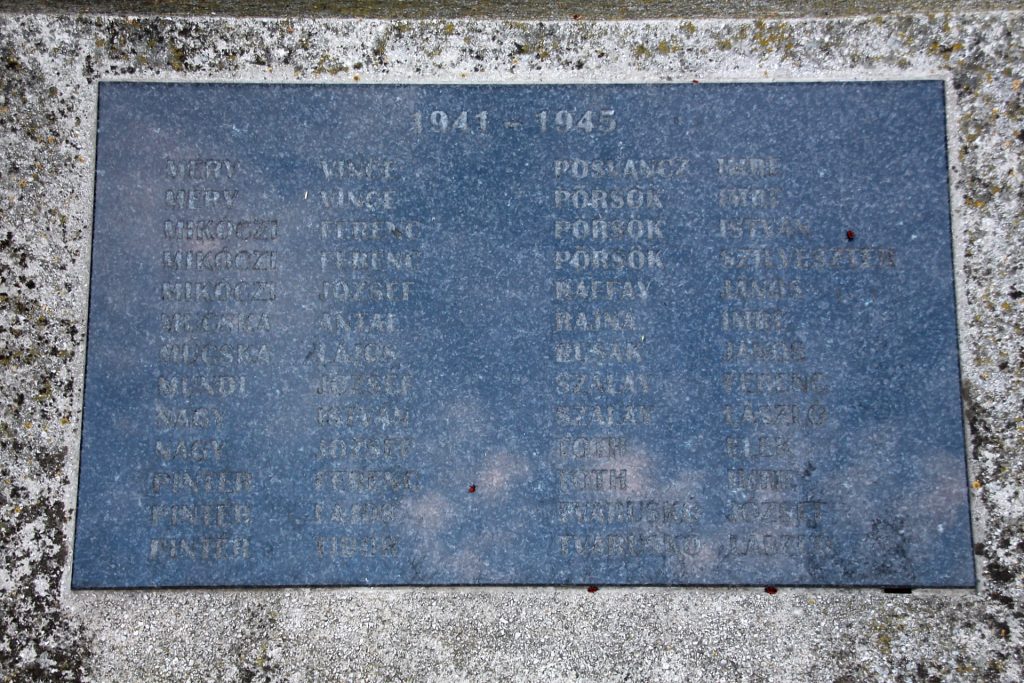 Az 1. és 2. világháború hőseinek emlékműve