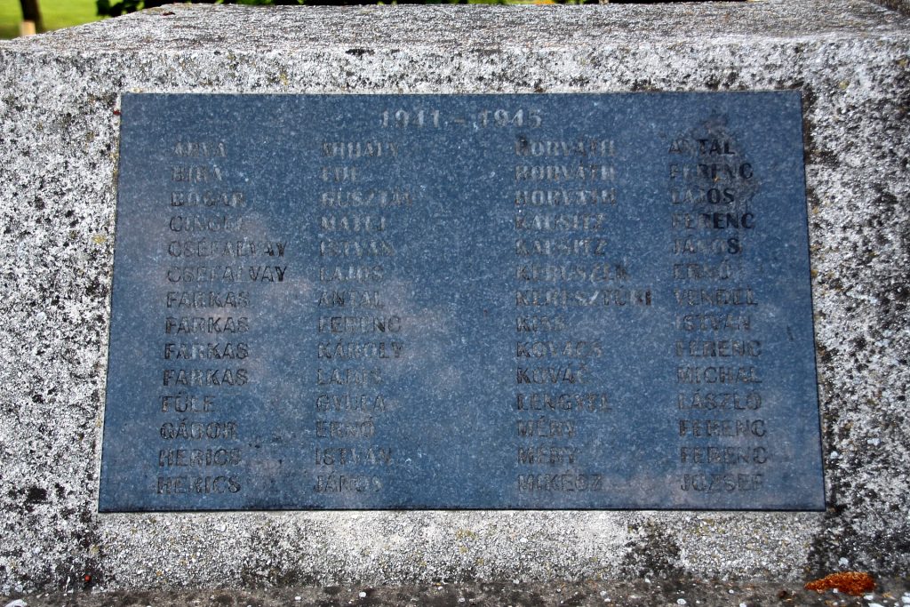 Az 1. és 2. világháború hőseinek emlékműve