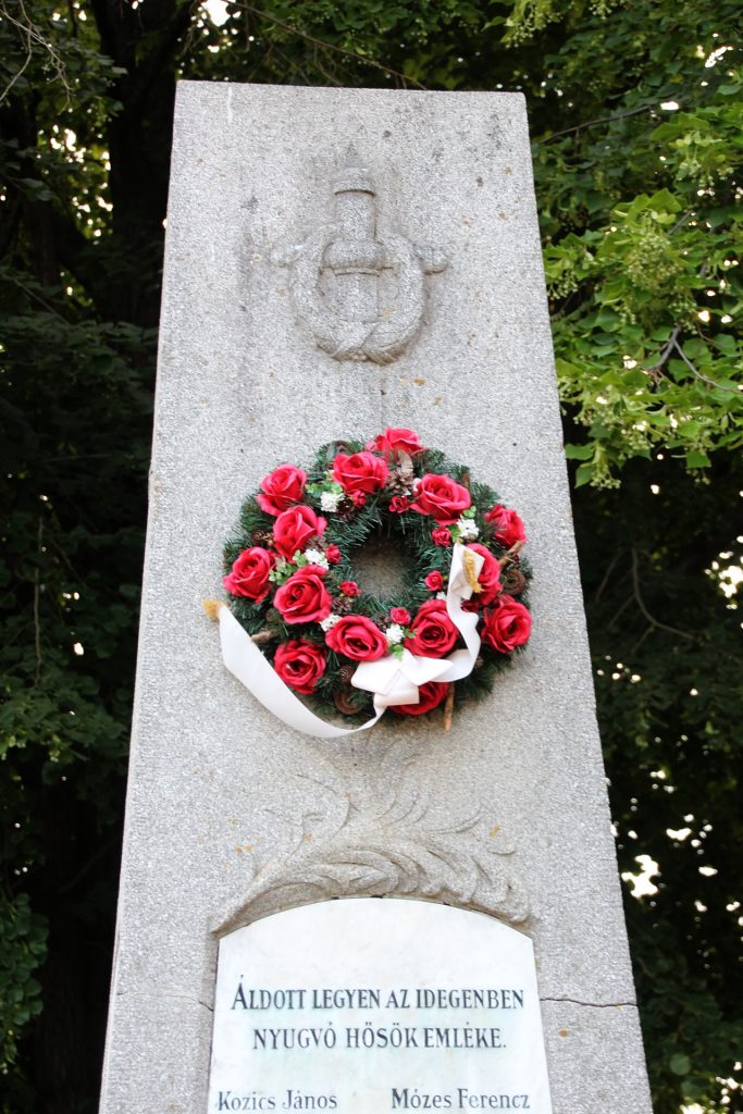 Az 1. és 2. világháború hőseinek emlékműve