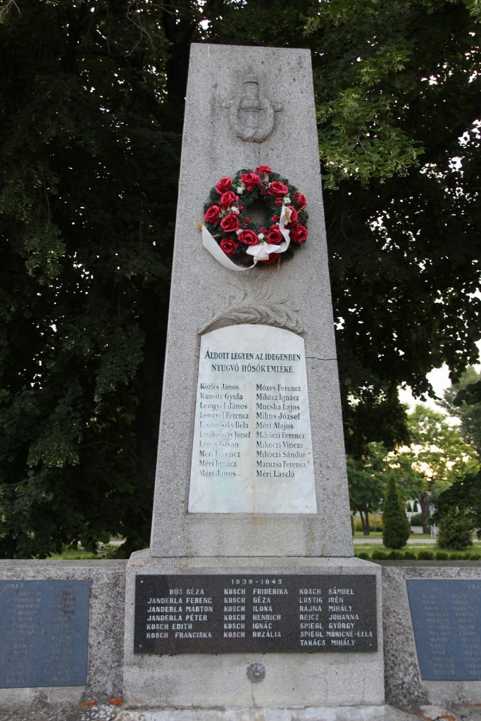 Az 1. és 2. világháború hőseinek emlékműve