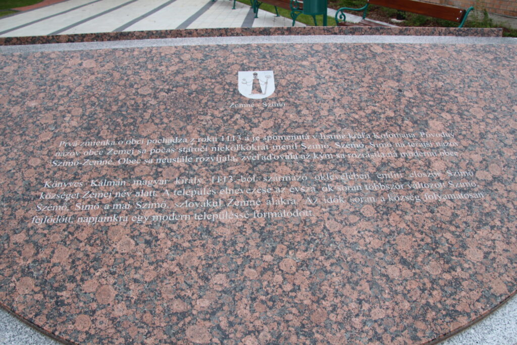 A falu központja felújításának emlékműve