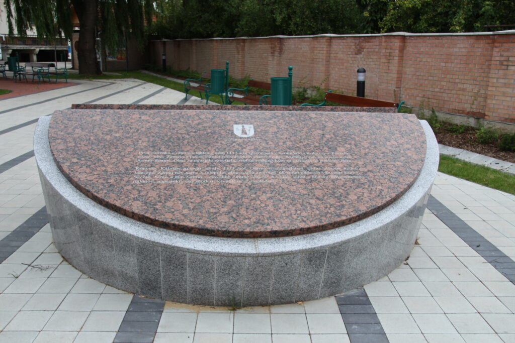 A falu központja felújításának emlékműve