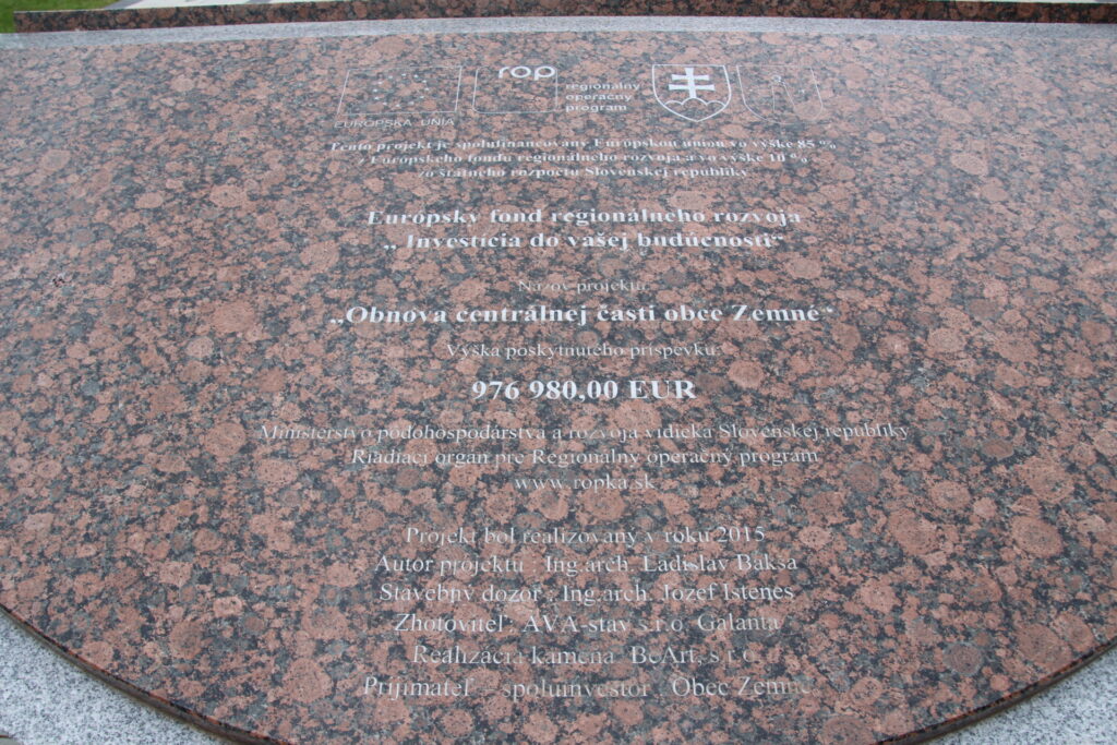 A falu központja felújításának emlékműve