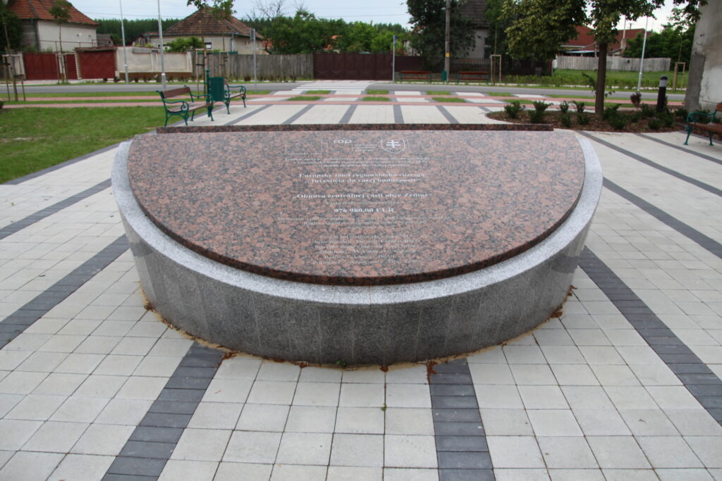 A falu központja felújításának emlékműve