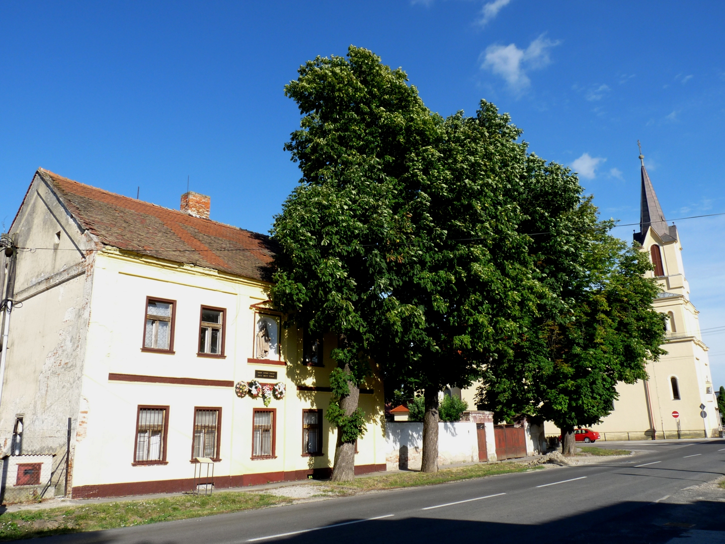 Római katolikus plébánia Szent István király szobrával