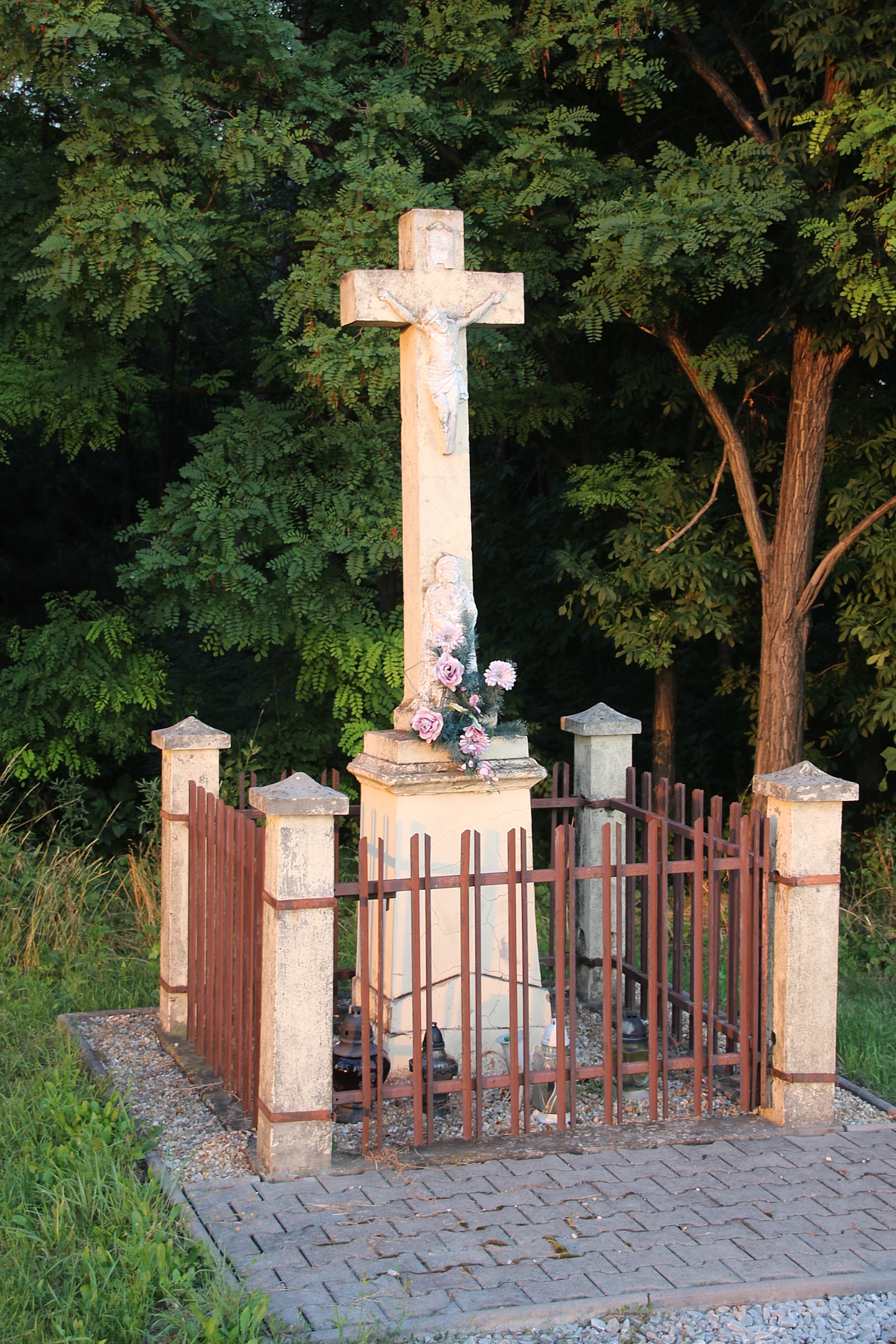 Útmenti kereszt Albáron