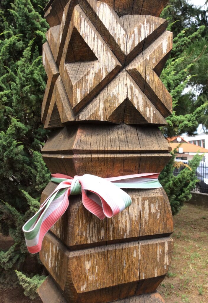 A kitelepítés emlékének kopjafája