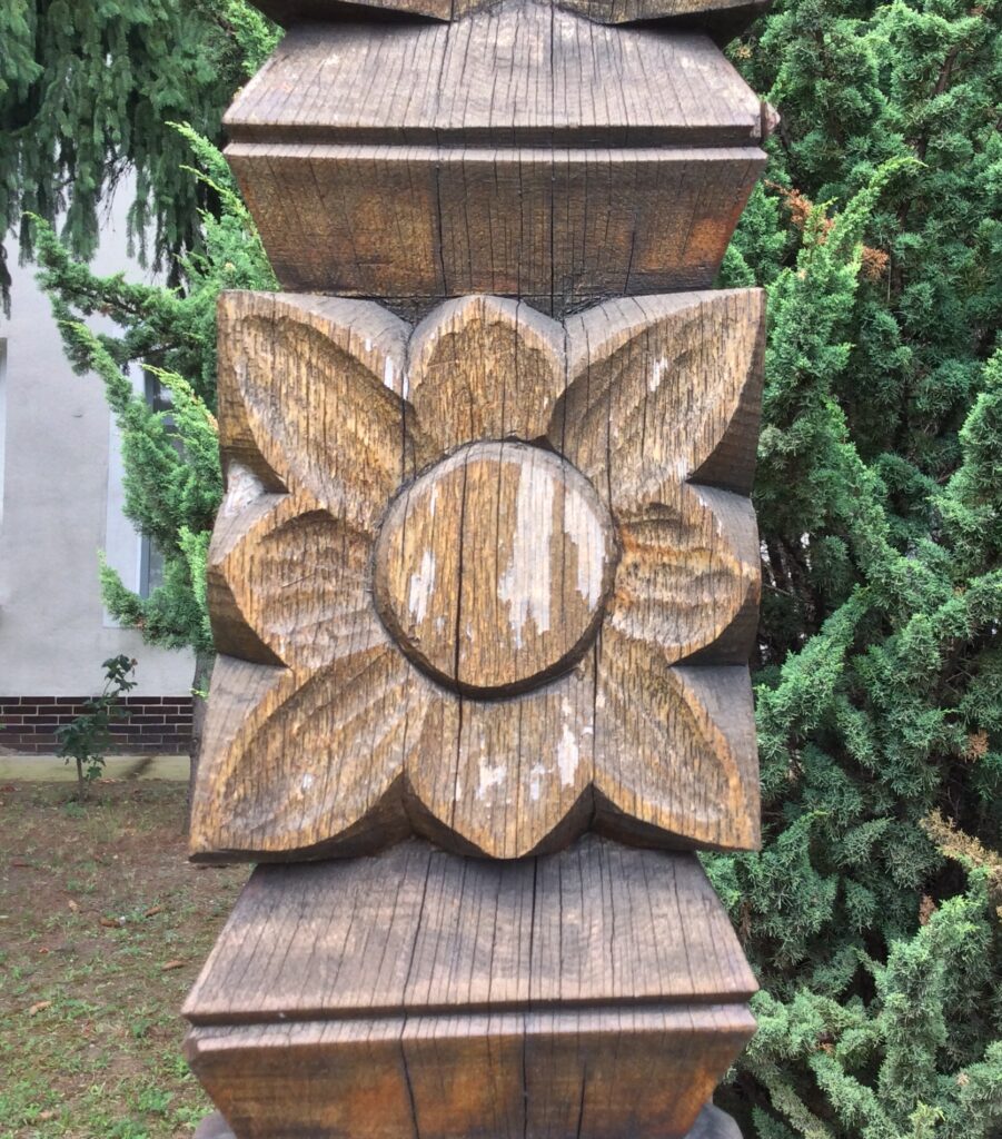 A kitelepítés emlékének kopjafája