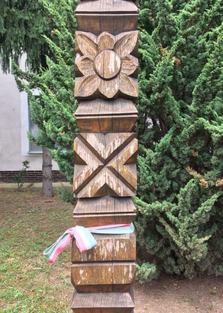 A kitelepítés emlékének kopjafája