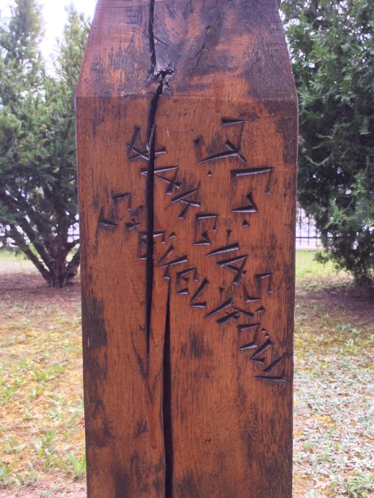 A kitelepítés emlékének kopjafája