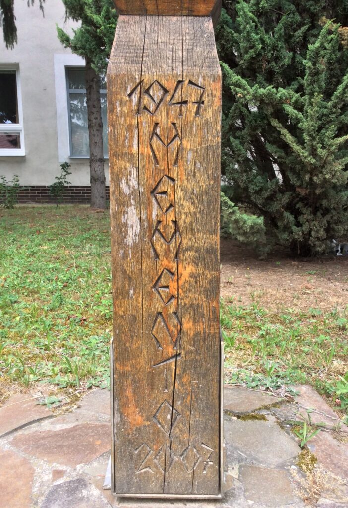 A kitelepítés emlékének kopjafája