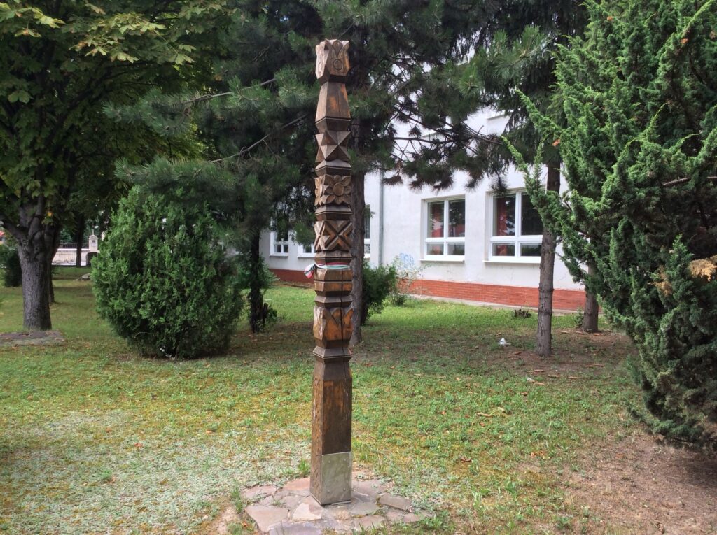 A kitelepítés emlékének kopjafája