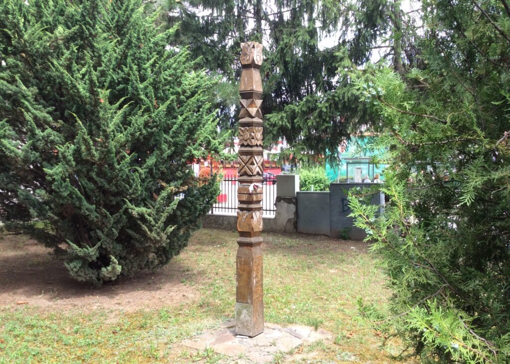 A kitelepítés emlékének kopjafája