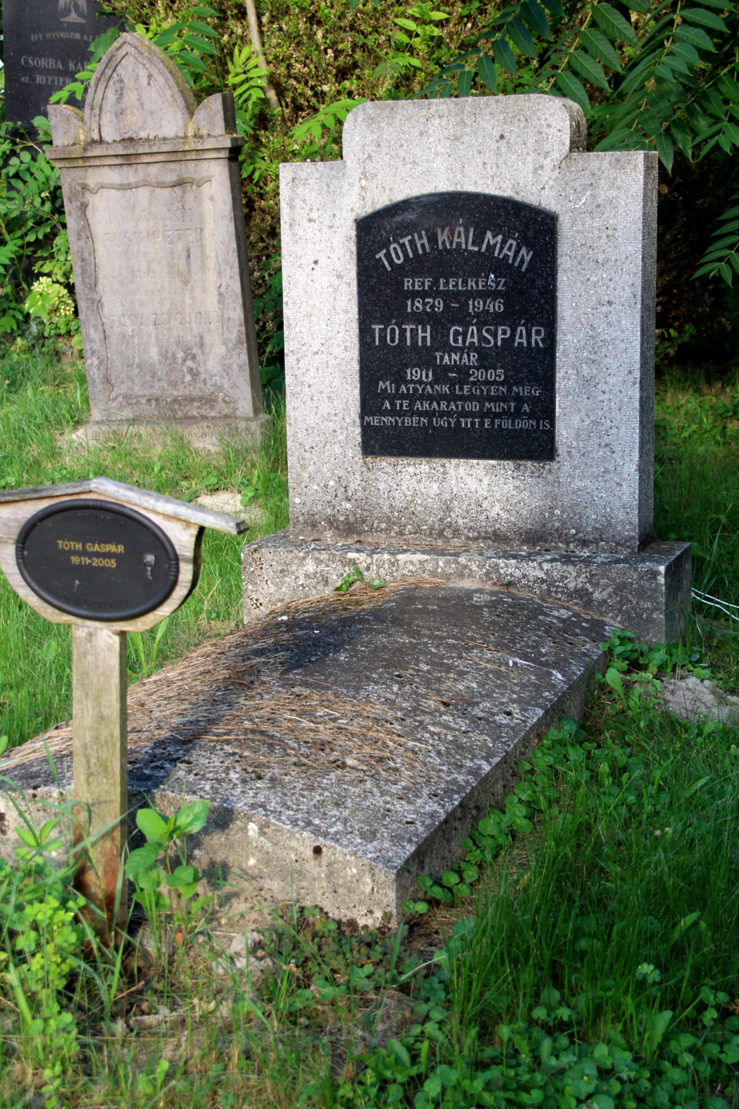 Tóth Kálmán református lelkész és fia Tóth Gáspár tanár sírja