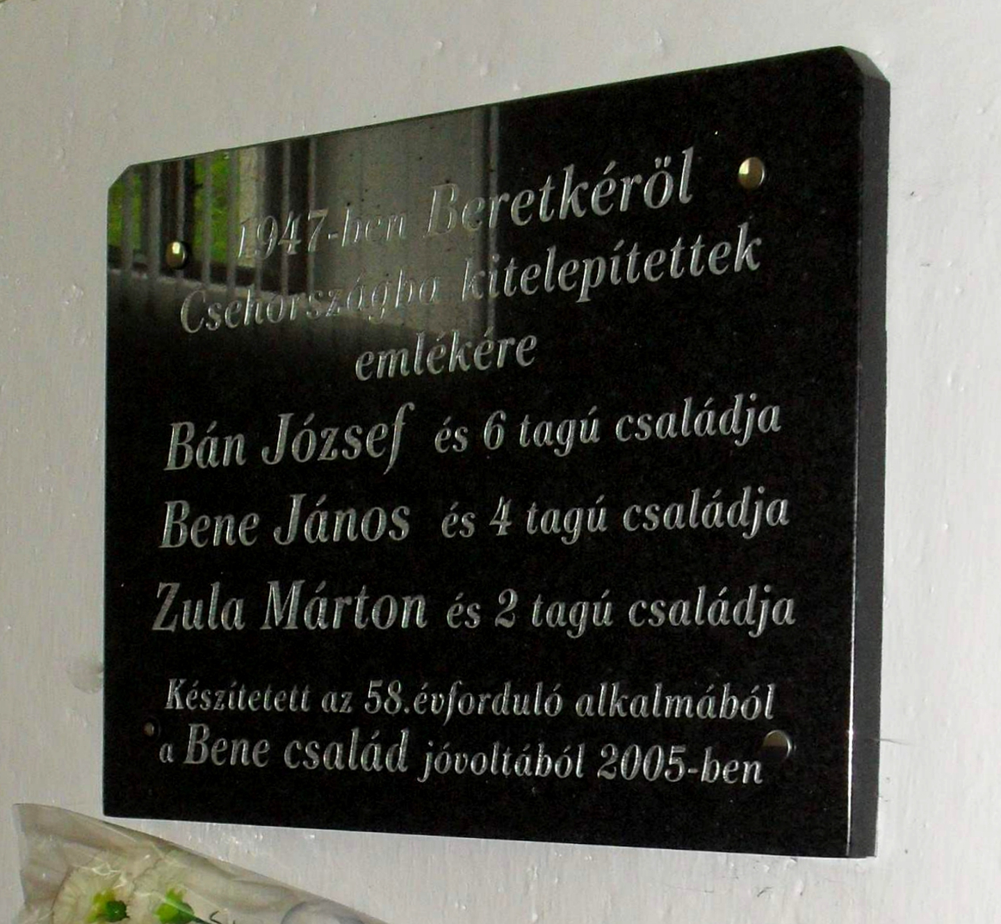 A kitelepítettek emléktáblája a református templomban