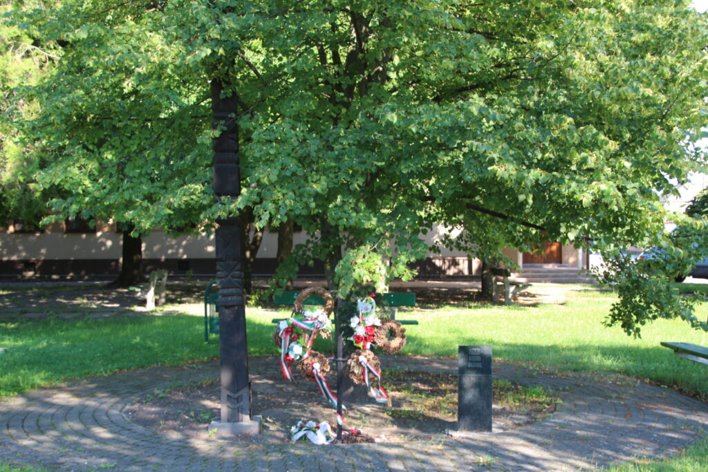 1848/49 emlékére faragott kopjafa