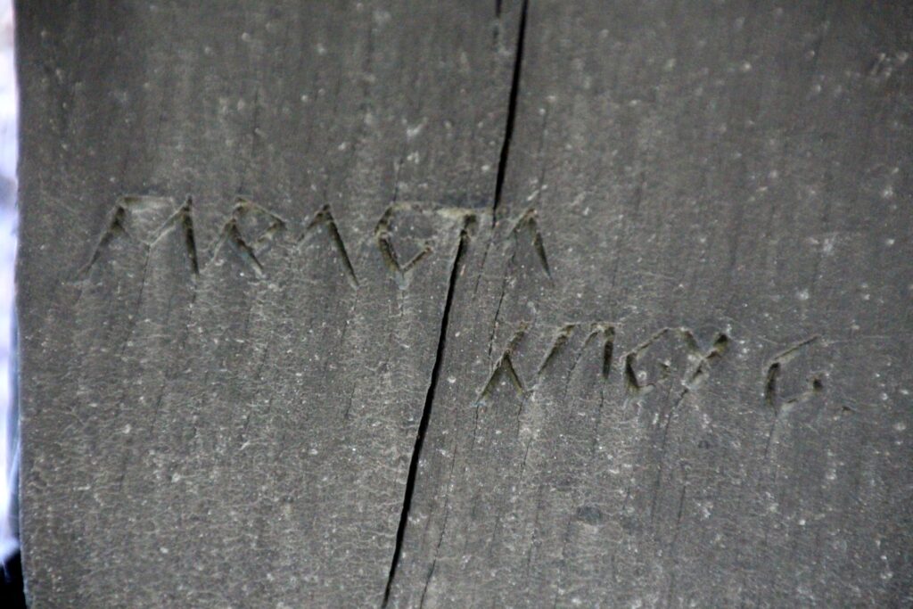 1848/49 emlékére faragott kopjafa