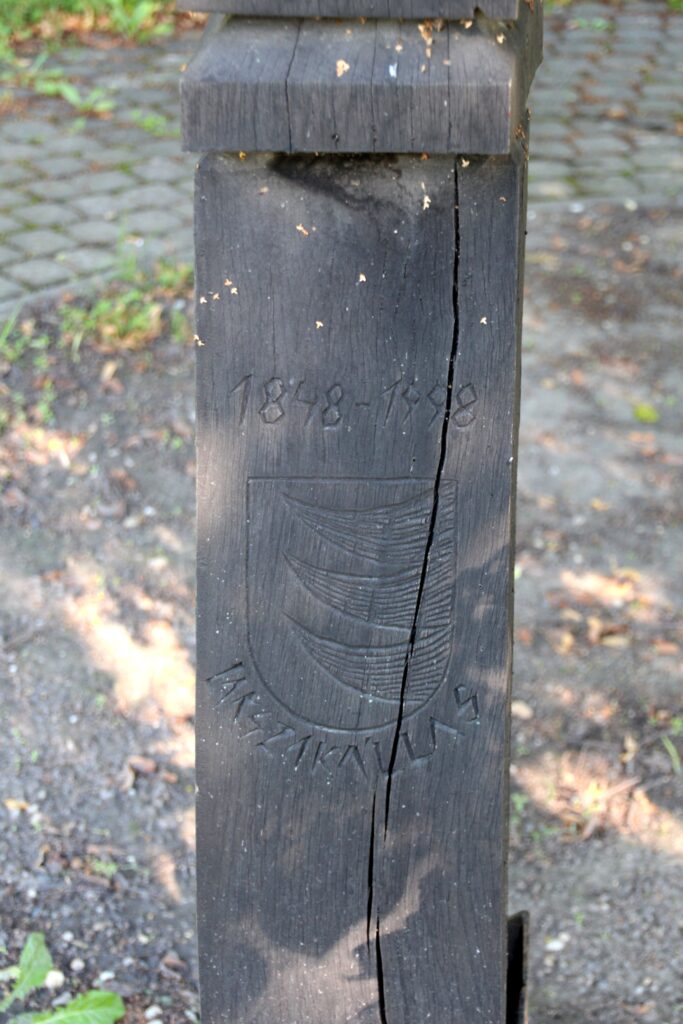 1848/49 emlékére faragott kopjafa