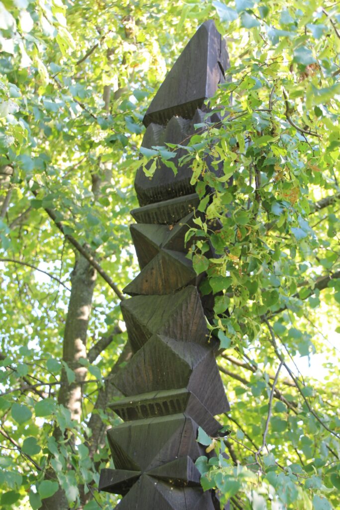 1848/49 emlékére faragott kopjafa