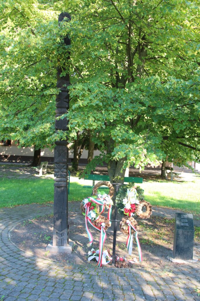 1848/49 emlékére faragott kopjafa