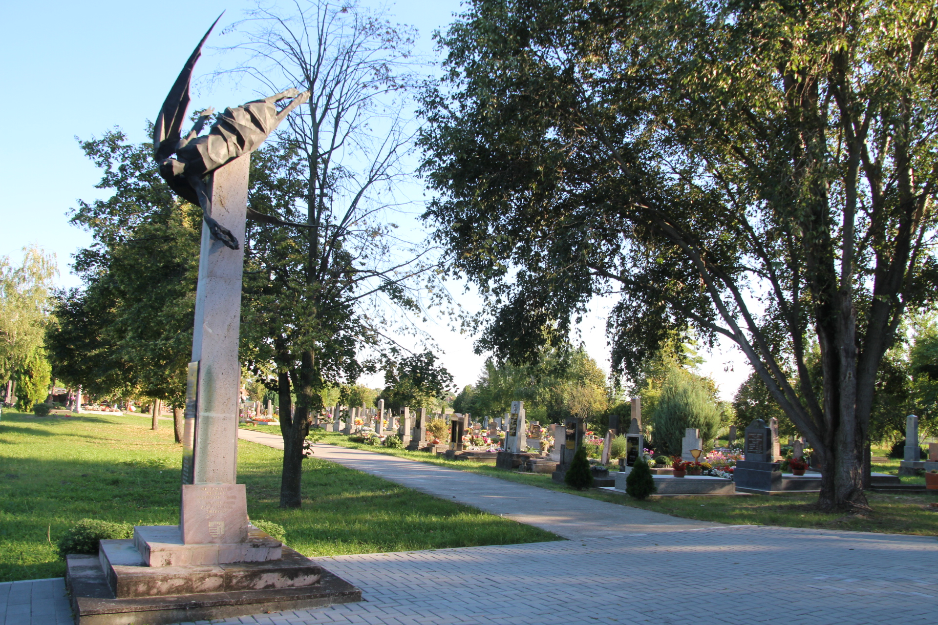 Az 1. és 2. világháború áldozatainak emlékműve (Zuhanó angyal)