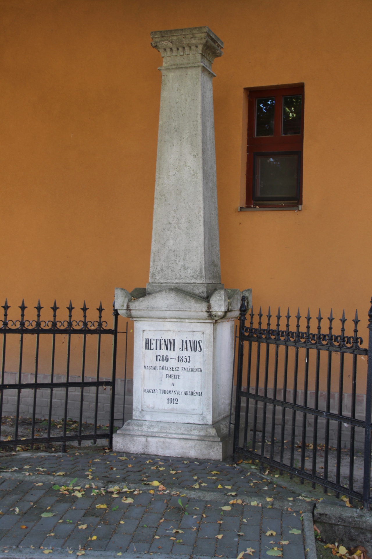 Hetényi János emlékobeliszkje