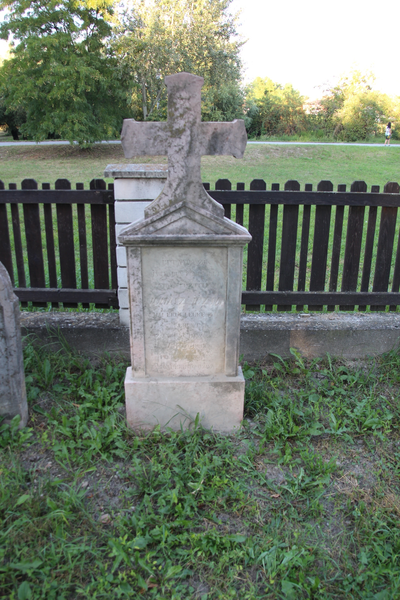 Juhász József lelkész sírköve, sírjele