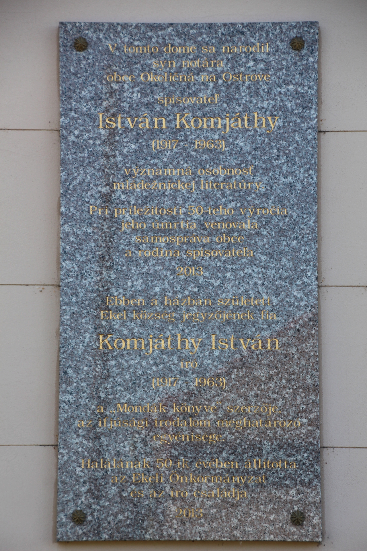 Komjáthy István, író emléktáblája