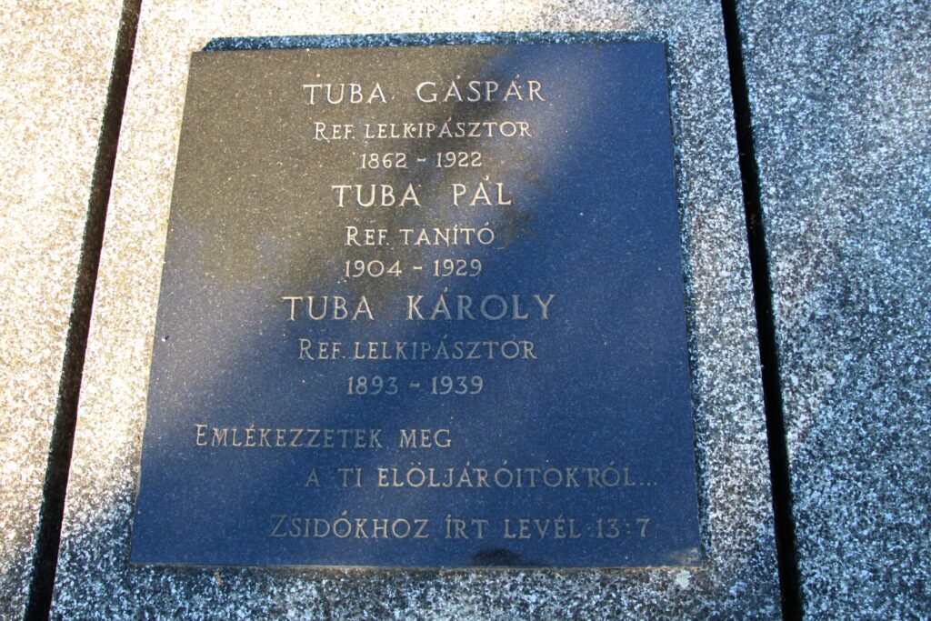 Tuba Gáspár lelkész és gyermekei sírja