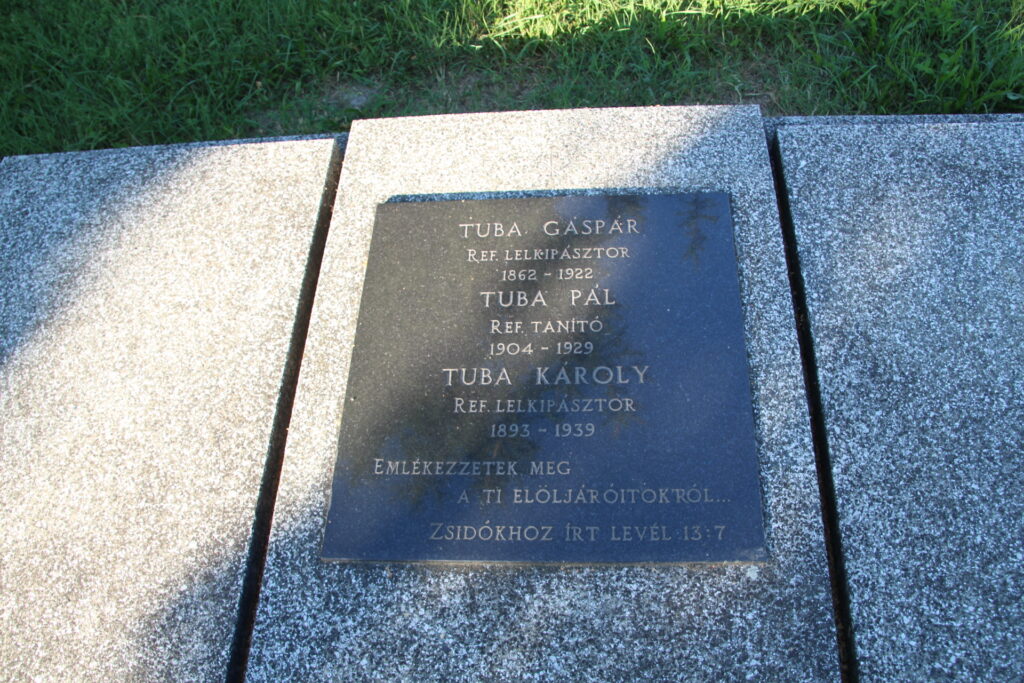 Tuba Gáspár lelkész és gyermekei sírja